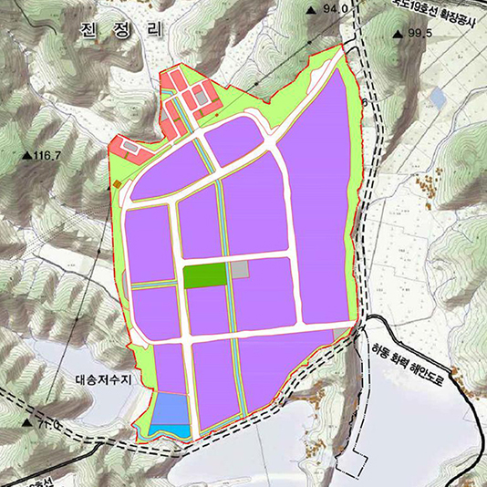 토지이용계획도 이미지. 구역계(빨간줄), 산업시설용지(보라색), 지원시설(빨간색), 주차장(회색 P), 배수로(하늘색), 폐기물처리장(파란색), 폐수종말처리장(청색), 녹지(연두색), 근린공원(초록색), 송전철탑(갈색) / 대송산업단지 개발사업 토지이용계획도(변경) / S = 1:5,000